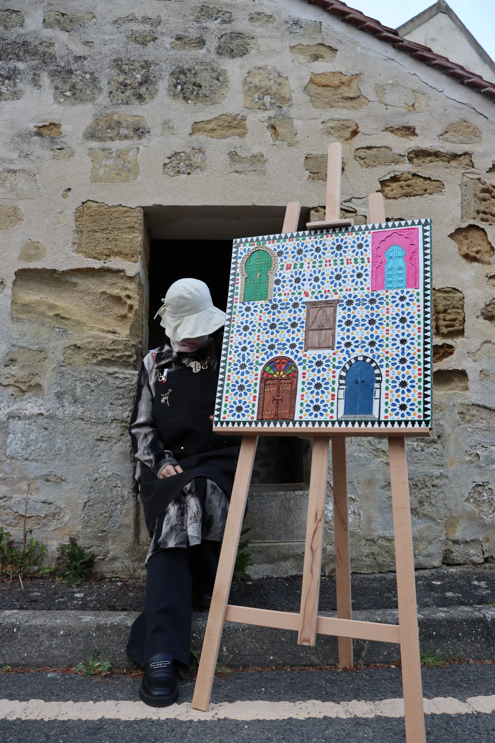 L’artiste et Derrière les Portes
