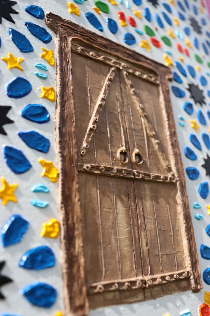 Détail d’une porte sculptée de l’œuvre